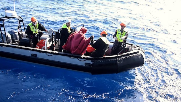 Survivors were brought ashore after the shipwreck. (Bild: APA/AFP)