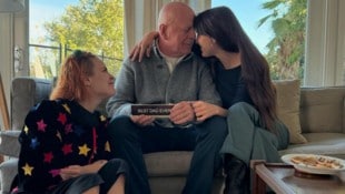 Die seien „dankbar“, schrieben Tallulah und Scout Willis zu Fotos, die sie mit ihrem Vater Bruce ...