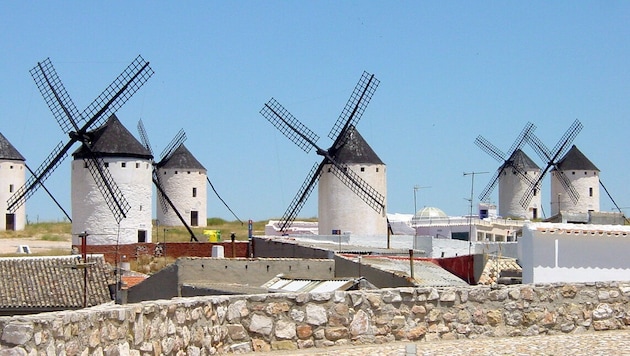 In literature, Don Quixote rode up against these windmills in La Mancha. (Bild: Lourdes Cardenal, CC BY-SA 3.0 , via Wikimedia Commons)