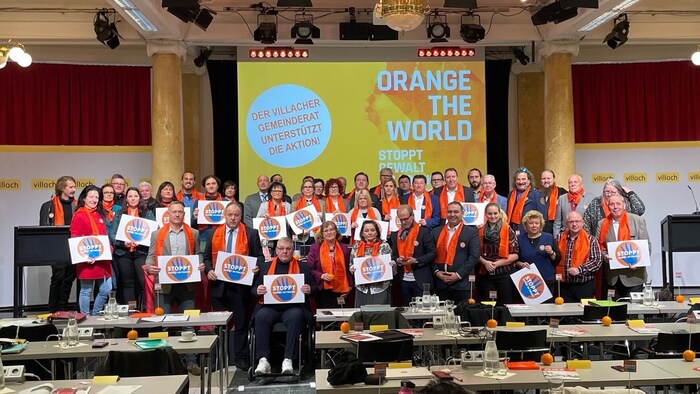 Before the municipal council meeting, there was a sign from the mandataries against violence against women
