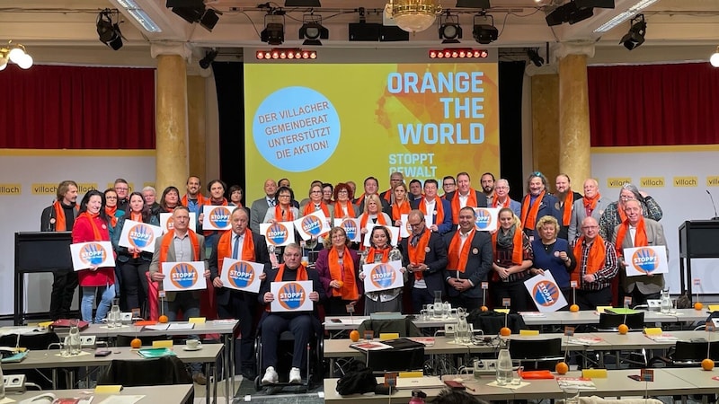 Before the municipal council meeting, there was a sign from the mandataries against violence against women (Bild: Fister Katrin)