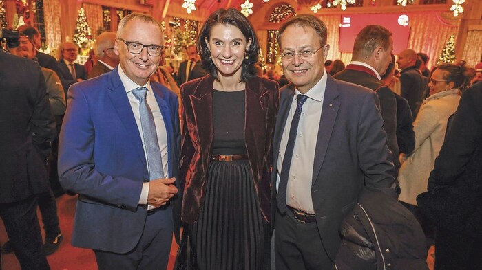 Geschäftsführender Chefredakteur Klaus Herrmann mit Sparchef-Aufsichtsrat Gerhard Drexel und ...