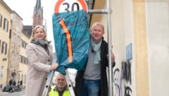 „Enthüllten“ die neuer 30er-Zone in der Mariengasse: Judith Schwentner und Straßenamtschef Thomas Fischer. (Bild: Foto Fischer)