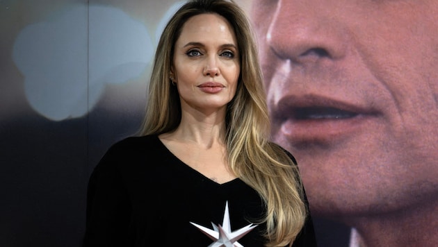 The cover of Mexican "Vogue" is now causing a stir among Angelina Jolie's fans. (Bild: APA/AFP/MARCO BERTORELLO)