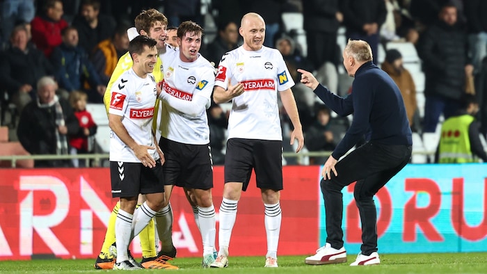 Trainer Silberberger versteht es, Siege mit seiner Mannschaft zu feiern.