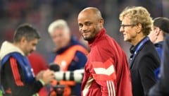 Vincent Kompany (Mitte) hat sich über eine Frage über Uli Hoeneß amüsiert gezeigt. (Bild: GEPA/GEPA pictures)