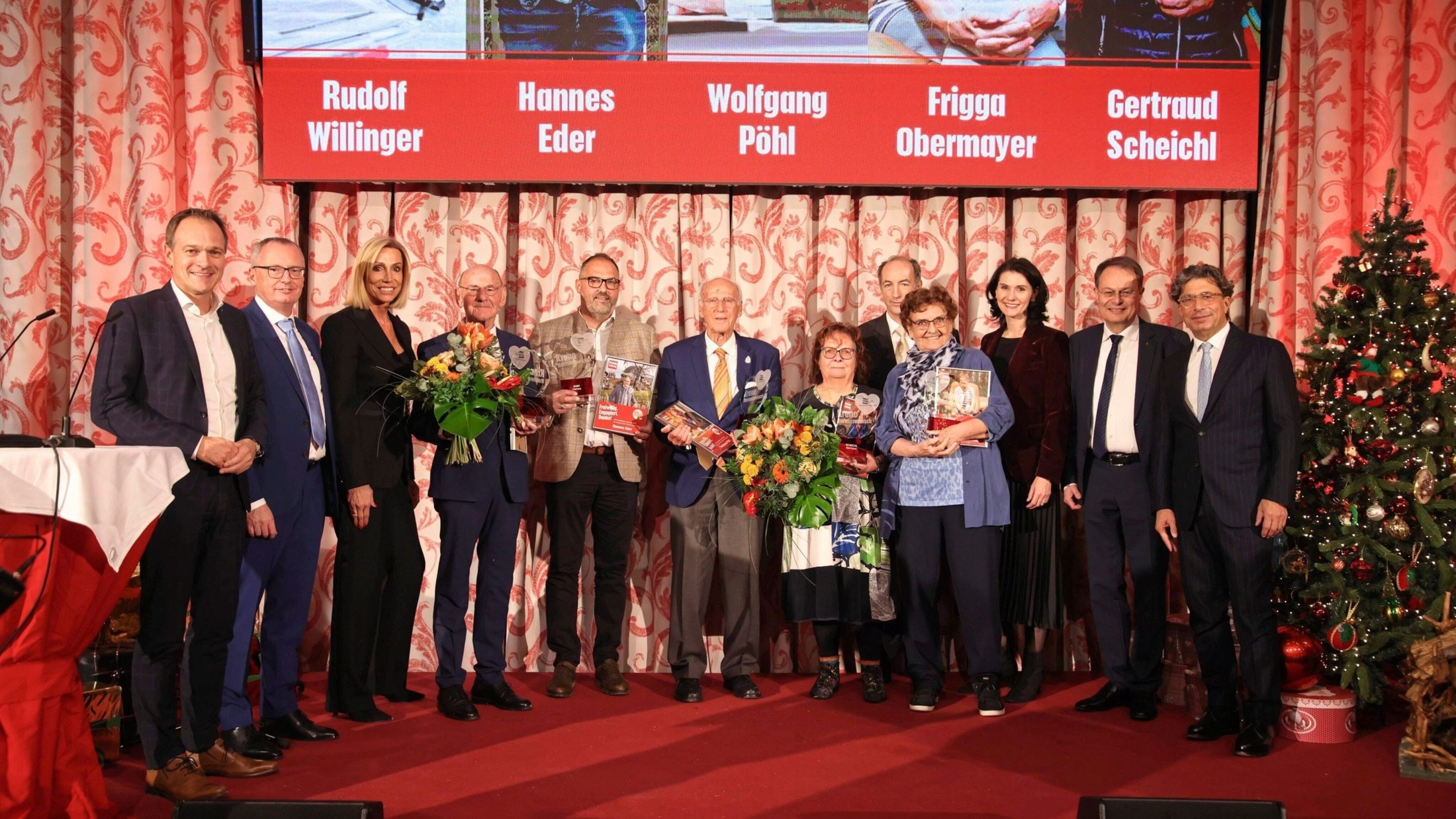 Jury, die ausgezeichneten Herzensmenschen und Krone: Rausch, Herrmann, Gerhardter, Willinger, Eder, Pöhl, Scheichl, Dichand, Obermayer, Ehepaar Drexel und Pándi (Bild: Tröster Andreas)