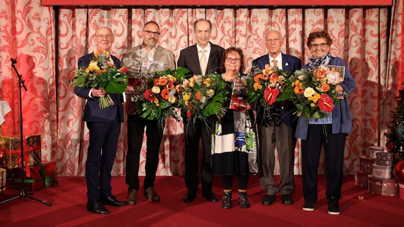 Die Herzensmenschen mit „Krone“-Herausgeber Dr. Christoph Dichand (3.v.l.) (Bild: Tröster Andreas/ANDREAS TROESTER)