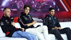 George Russell (Mitte) und Esteban Ocon (rechts) haben sich zu den aktuellen Strapazen im Formel-1-Zirkus geäußert. (Bild: AFP/APA/Getty Images via AFP/GETTY IMAGES/CLIVE ROSE)