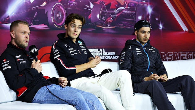 George Russell (Mitte) und Esteban Ocon (rechts) haben sich zu den aktuellen Strapazen im Formel-1-Zirkus geäußert. (Bild: AFP/APA/Getty Images via AFP/GETTY IMAGES/CLIVE ROSE)