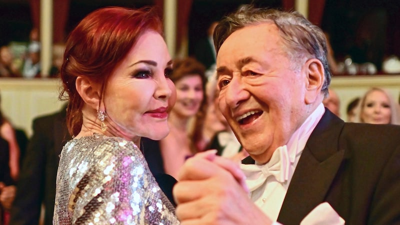 Letzter Opernball-Tanz mit Priscilla Presley. Baulöwe und Society-Legende Richard Lugner tritt im August für immer von der Show-Bühne ab. (Bild: EPA)