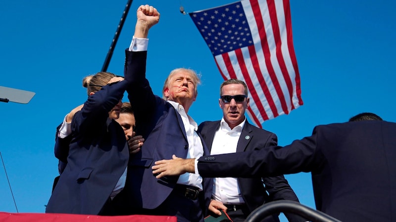 Not even a bullet can harm him: Former President Donald Trump survives an assassination attempt during the election campaign in Butler. (Bild: AP/Copyright 2024 The Associated Press. All rights reserved)