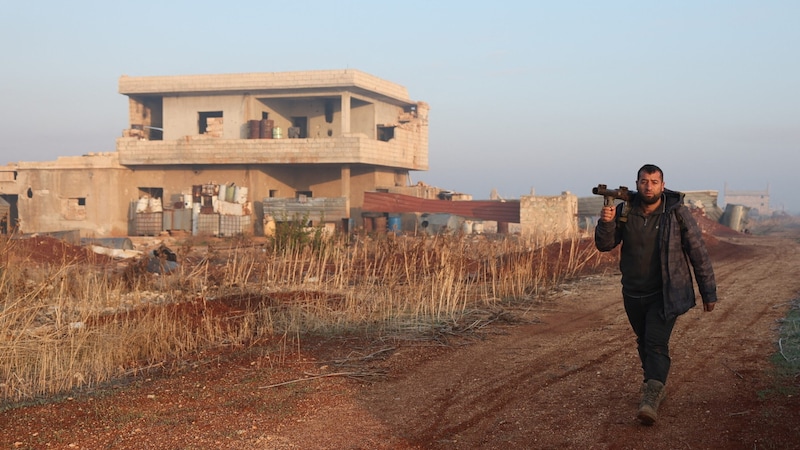 A fighter in a village (Bild: Omar Haj Kadour)