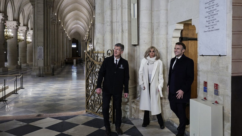 „Es ist großartig“, sagte der französische Präsident (im Bild mit Ehefrau und Bauleiter Philippe Jost), als er die Kathedrale besuchte. (Bild: AFP/Stephane de Sakutin)