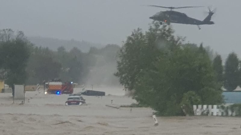 Ganz Niederösterreich wird nach tagelangem Dauerregen zum Katastrophengebiet. Black-Hawk-Helikopter als Retter aus den Fluten. (Bild: Richard Kraus)