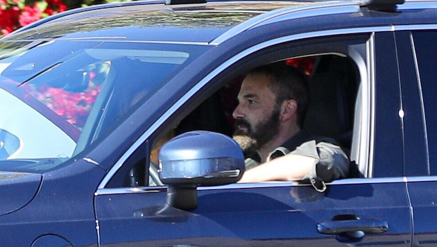 On the way to the Thanksgiving food drive, Ben Affleck was snapped with HER in the car. (Bild: www.viennareport.at)