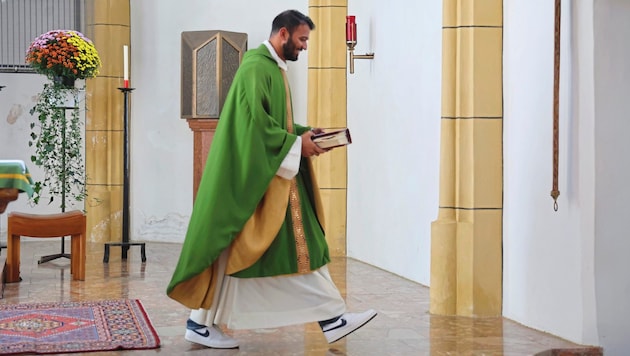 White sneakers with a priest's robe? Stephen Dsouza shows: It's possible. (Bild: Birbaumer Christof)