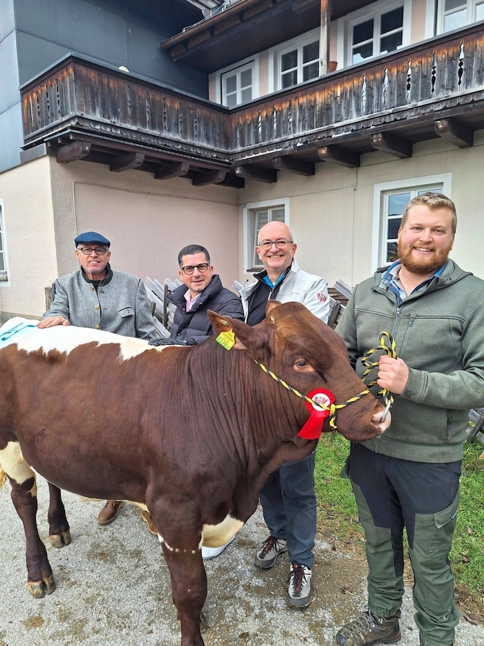 Perry, Haraszti, Stiedl mit „Glockis“ Züchter (v. li.)