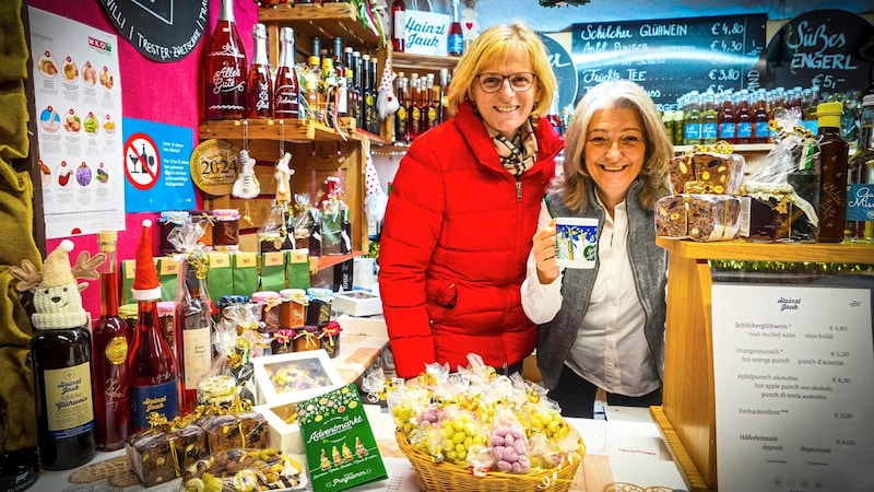 Barbara Hainzl-Jauk and Andrea Röck (right) create an Advent atmosphere on Franziskanerplatz. (Bild: Pail Sepp/Sepp Pail)