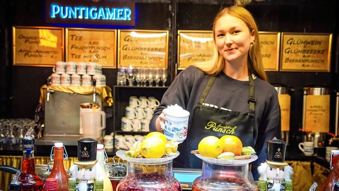 Teresa von der Punschmanufaktur kann in der Schmiedgasse mit einem Elfenpunsch (mit Eierlikör) ...