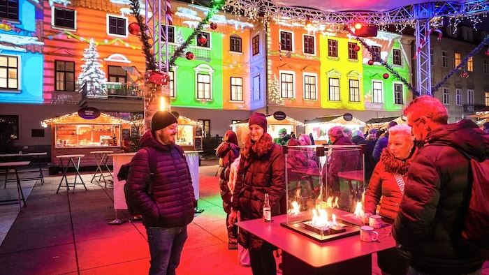 Der Karmeliterplatz verwandelt speziell bei Dunkelheit in ein kitschiges Weihnachtswunderland.