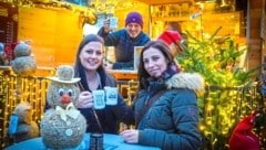 Prost! Bei Josef Röck am Eisernen Tor geht der Glühmost besonders gut. Den beiden Damen hat er geschmeckt. (Bild: Pail Sepp/Sepp Pail)