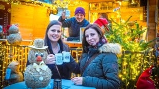 Prost! Bei Josef Röck am Eisernen Tor geht der Glühmost besonders gut. Den beiden Damen hat er geschmeckt. (Bild: Pail Sepp/Sepp Pail)