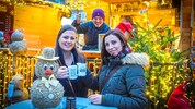 Prost! Bei Josef Röck am Eisernen Tor geht der Glühmost besonders gut. Den beiden Damen hat er ...