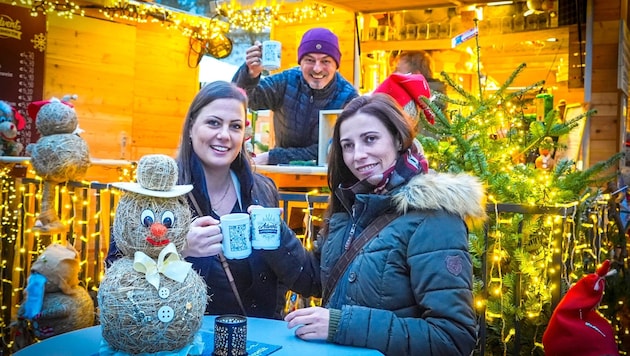 Cheers! Josef Röck's mulled cider at the Eisernes Tor is particularly good. The two ladies liked it. (Bild: Pail Sepp/Sepp Pail)