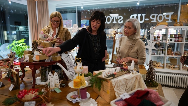 Im Caritas-Pop-up-Store in Dornbirn können Weihnachtsgeschenke gekauft werden, die auch jenen zugutekommen, die nicht auf der Sonnenseite des Lebens stehen. (Bild: Caritas)