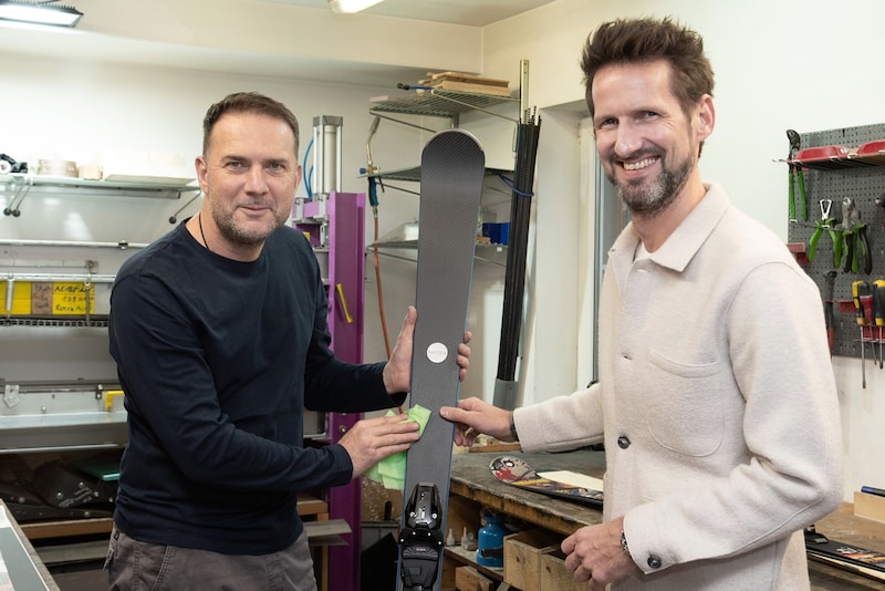 Finishing touches: 80 to 100 new handmade skis are delivered to ambitious winter sports enthusiasts every year. The black carbon ski is the most popular model. (Bild: Doris_SEEBACHER)