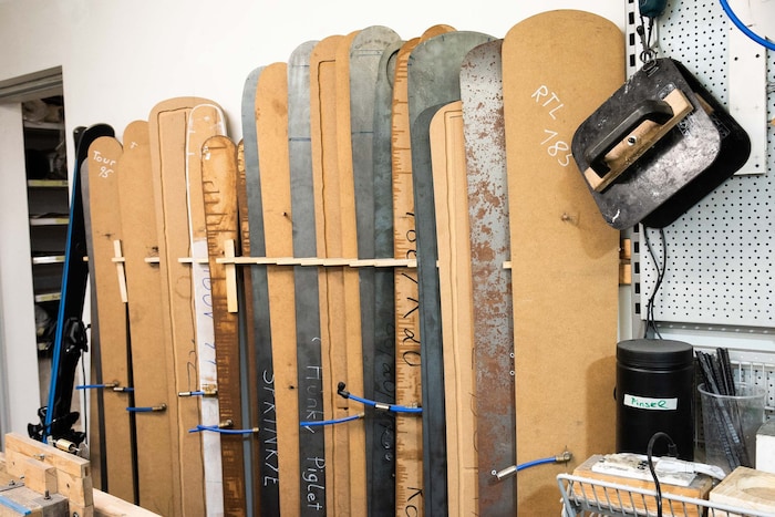 Aus diesen Holzschablonen entstehen professionelle Skis.