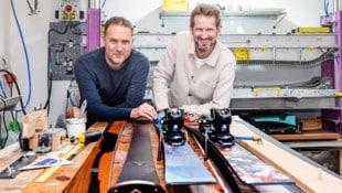 Gerhard Haiden und Manfred Nagl in ihrer Werkstatt in Hafning. Jeder einzelne Ski ist handgemacht und einzigartig. (Bild: Doris_SEEBACHER)