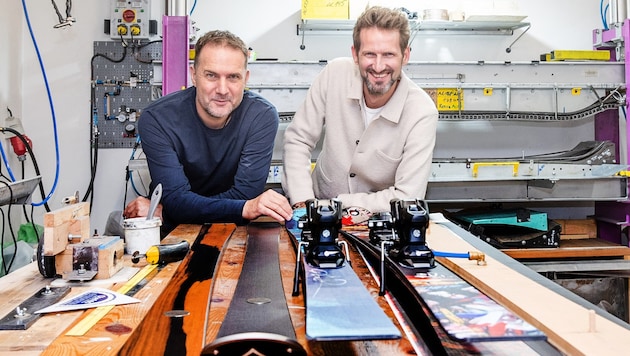 Gerhard Haiden and Manfred Nagl in their workshop in Hafning. Every single ski is handmade and unique. (Bild: Doris_SEEBACHER)