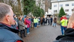 Mitarbeiter und Gewerkschaft protestierten nach dem Ende der Freitagsschicht gegen die Schließung des Betriebs. (Bild: Markus Tschepp)