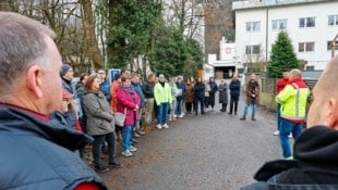 Mitarbeiter und Gewerkschaft protestierten nach dem Ende der Freitagsschicht gegen die Schließung des Betriebs. (Bild: Markus Tschepp)