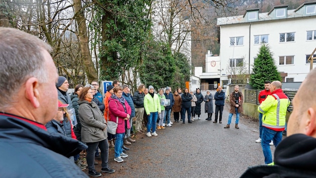 Mitarbeiter und Gewerkschaft protestierten nach dem Ende der Freitagsschicht gegen die Schließung des Betriebs. (Bild: Markus Tschepp)