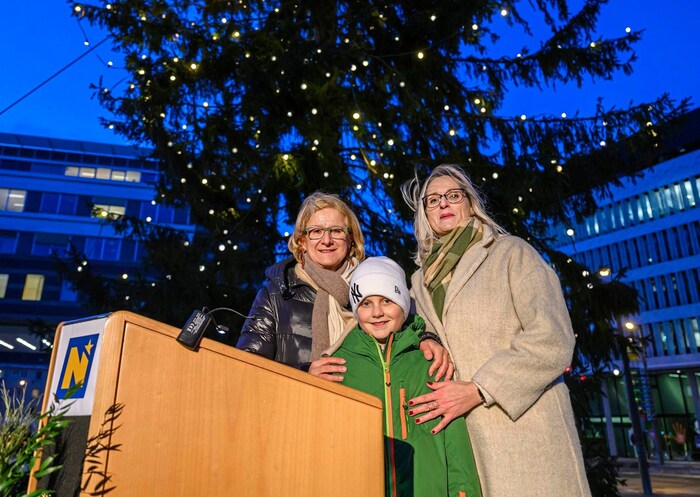 Johanna Mikl-Leitner brach unter dem Landhaus-Christbaum eine Lanze für das Kreuz in Schulen.
