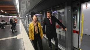 „Bitte alles einsteigen“: Öffi-Stadtrat Peter Hanke (SPÖ) mit Wiener Linien-Geschäftsführerin Gudrun Senk in der U2-Station Volkstheater. Die „Krone“ sah sich den modernsten U-Bahn-Abschnitt Wiens vor Ort an. (Bild: Jöchl Martin)