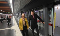 „Bitte alles einsteigen“: Öffi-Stadtrat Peter Hanke (SPÖ) mit Wiener Linien-Geschäftsführerin ...