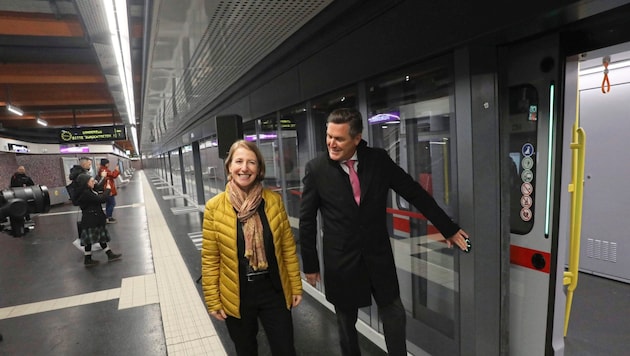 "All aboard, please": Public Transport City Councillor Peter Hanke (SPÖ) with Wiener Linien Managing Director Gudrun Senk at the Volkstheater U2 station. The "Krone" took a look at Vienna's most modern subway section on site. (Bild: Jöchl Martin)