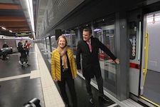 „Bitte alles einsteigen“: Öffi-Stadtrat Peter Hanke (SPÖ) mit Wiener Linien-Geschäftsführerin Gudrun Senk in der U2-Station Volkstheater. Die „Krone“ sah sich den modernsten U-Bahn-Abschnitt Wiens vor Ort an. (Bild: Jöchl Martin)