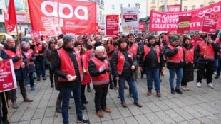 Tenor bei der Kundgebung der Gewerkschaft am Linzer Schillerplatz: „Wir wollen die Inflation abgegolten haben.“ (Bild: Einöder Horst)