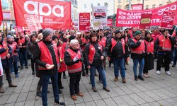 Tenor bei der Kundgebung der Gewerkschaft am Linzer Schillerplatz: „Wir wollen die Inflation ...