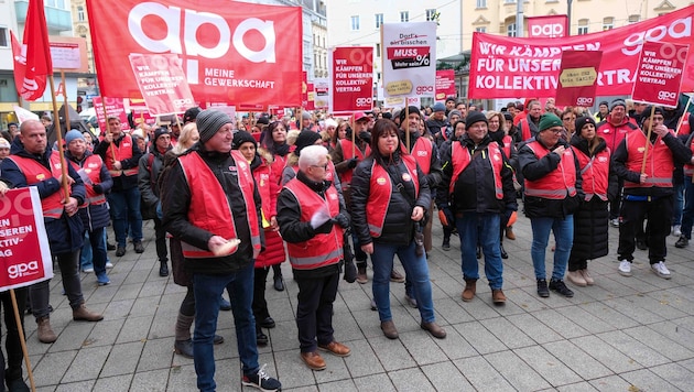 Tenor bei der Kundgebung der Gewerkschaft am Linzer Schillerplatz: „Wir wollen die Inflation abgegolten haben.“ (Bild: Einöder Horst)