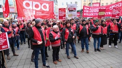 Tenor bei der Kundgebung der Gewerkschaft am Linzer Schillerplatz: „Wir wollen die Inflation abgegolten haben.“ (Bild: Einöder Horst)