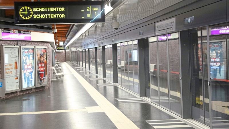 The new platform screen doors should make the subway service even more reliable. (Bild: Jöchl Martin)