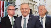 Wahlgewinner Mario Kunasek (Mitte) hat sich für Regierungsverhandlungen mit der ÖVP entschieden. ...