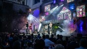 Ein Erlebnis: Die Bühne mit moderner Technik unter dem Arkadengang des Schlosses Lamberg in ...