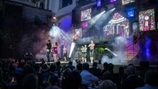 Das Musikfestival Steyr sorgt jedes Jahr für spektakuläre Musikshows im Graben des Schlosses Lamberg – visuell wie akustisch beeindruckende Open-Air-Erlebnisse. (Bild: Peter C. Mayr)